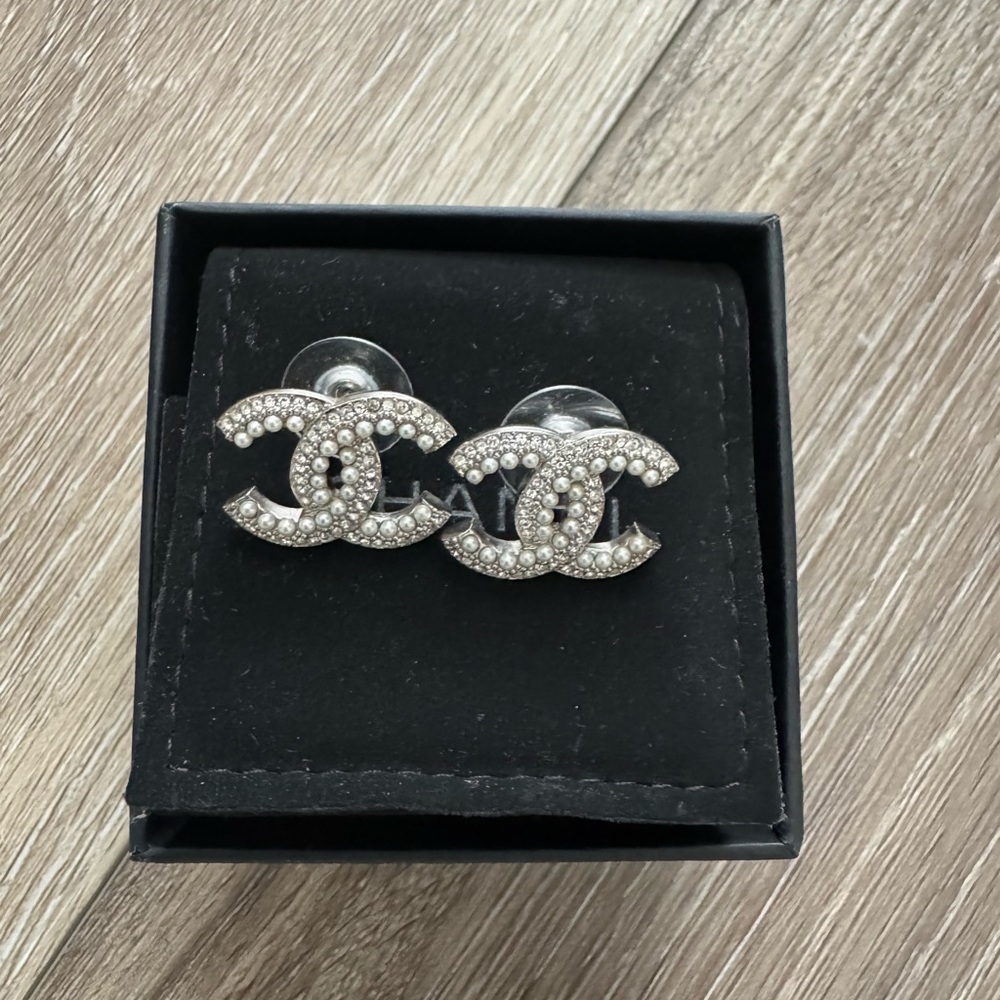 CHANEL Silver CC logo earrings with Pave’ Crystals comes with box and dustbag